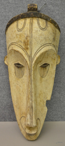 Antica maschera africana legno intagliato e dipinto, h. 63 cm.