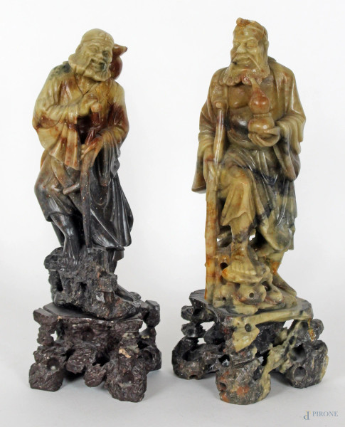 Coppia di sculture&#160;in pietra saponaria raffiguranti saggi, basi modellate a finta roccia, arte orientale, XX secolo, altezza cm. 24.