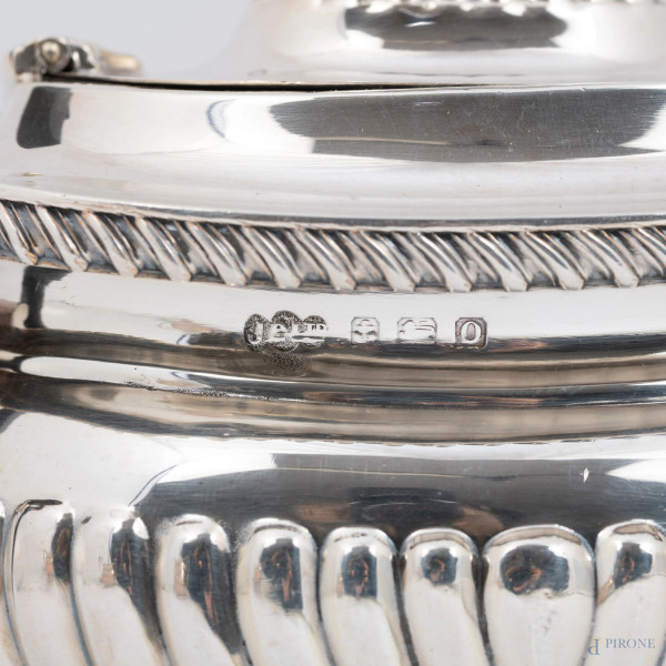 Lotto composto da una teiera, una zuccheriera e una lattiera in argento inglese, XIX secolo, alte...