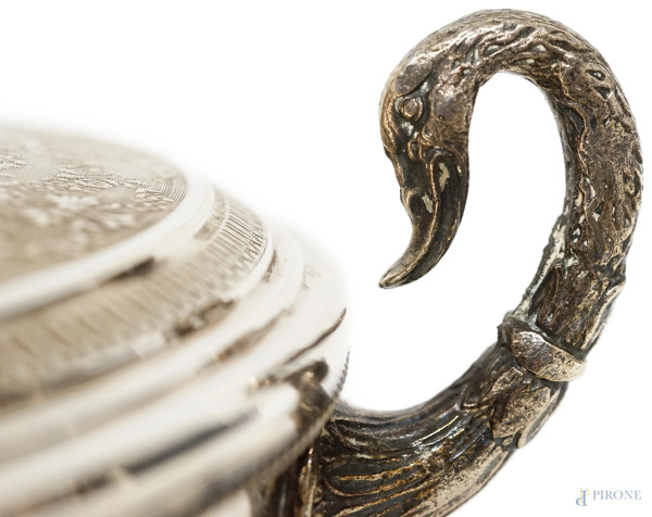 Zuppiera in argento e argento vermeille con rifiniture sbalzate e cesellate, corpo e coperchio de...