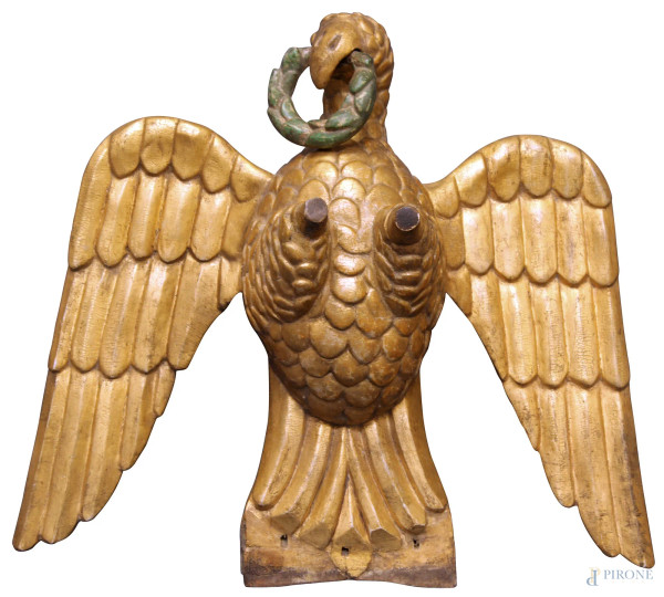 Aquila da parata in legno intagliato e dorato con corona di alloro nel becco, Nord Italia, XVII sec., H 44 cm, mancanze.