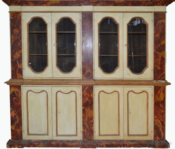Libreria a due corpi in legno laccato, particolari effetto marmo a otto sportelli di cui quattro a vetri, h. 220x235x47 cm.