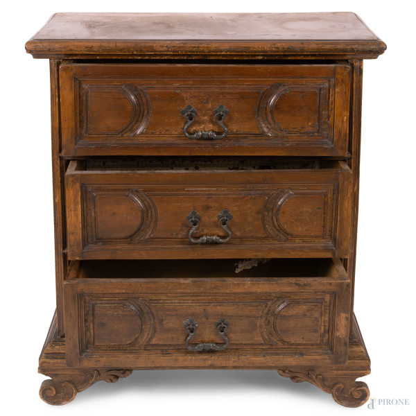 Comodino in noce a tre cassetti modanati al fronte e piedi a ricciolo, XIX secolo, cm 89x80x41, (...