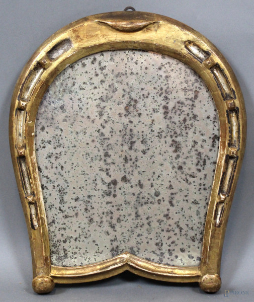 Specchiera a forma di ferro di cavallo, in legno intagliato e dorato, altezza cm.39