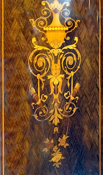 Servante in satinwood, fine del XIX secolo, cm 112x116x96, (difetti)