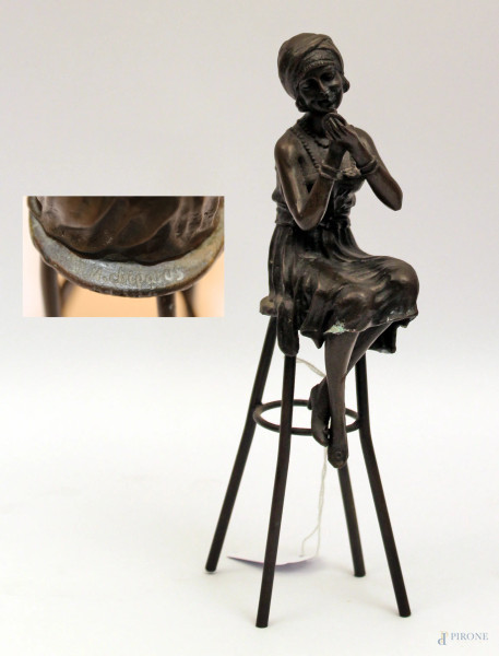Donna liberty seduta su sgabello, scultura in bronzo recante firma D.H. Chiparus e timbro della fonderia, h. cm 25.
