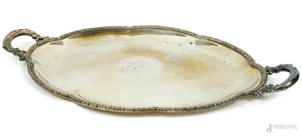 Vassoio di linea sagomata in argento con doppia presa laterale, cm 54,5x32, XX secolo, peso gr.1350 circa, (segni del tempo).