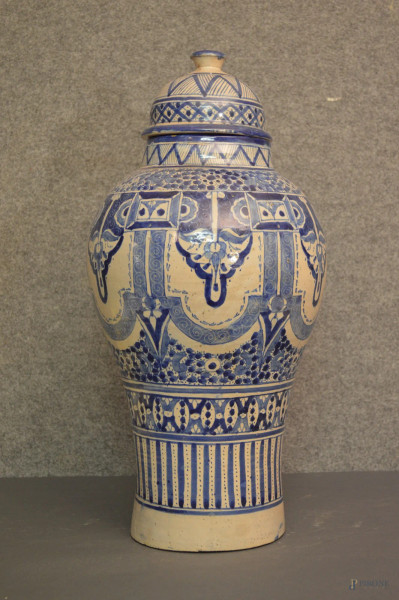 Potiche in maiolica a decoro blu, arte orientale, h.60 cm.