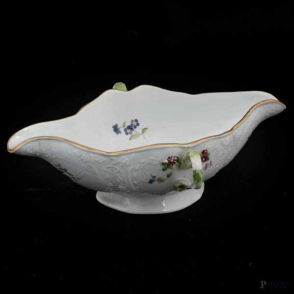 Salsiera in porcellana Meissen decorata in policromia a motivi vegetali, XX secolo, cm 7,5x24x16,5, (segni di usura, difetti)