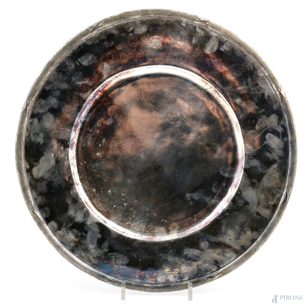 Piatto in metallo argentato, diametro cm 32, (segni di usura)