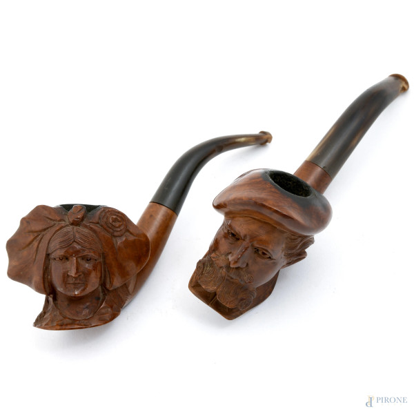 Lotto di due pipe in legno scolpite a foggia di testa virile e femminile, misura massima cm 6,5x16