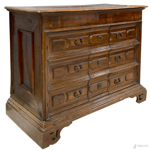Credenza in noce, XVIII secolo. Fronte a doppio sportello scandito da nove finti cassetti e piano apribile, cm 118x157,5x64, (restauri, sostituzioni, scalfiture, graffi, mancanze, segni di usura, fessurazioni)