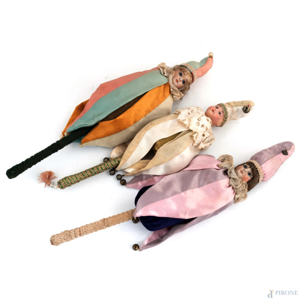 Lotto composto da tre marionette in materiali vari con sonagli, una delle quali dotata di carillon a carica, XX secolo, altezza massima cm 43, (segni di usura, difetti, da revisionare)