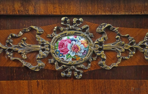Comò francese intarsiato in varie essenze con piano in marmo rosa e fronte tripartito, inserti de...