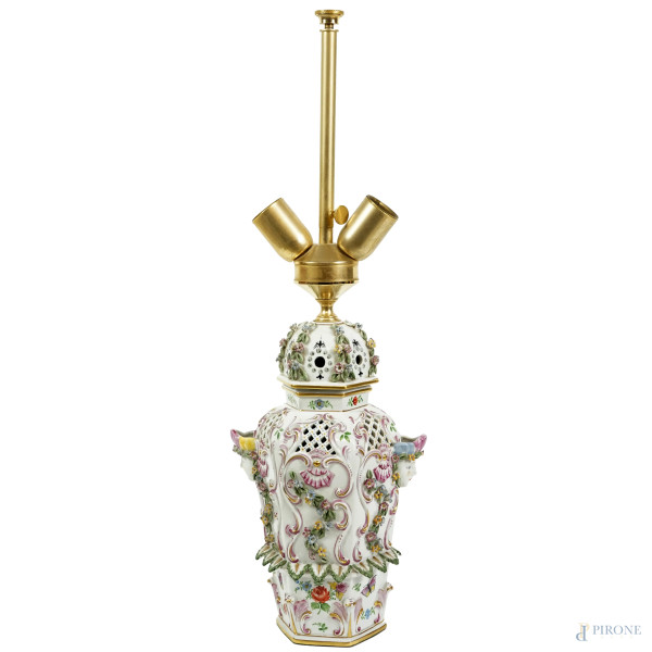 Vaso montato a lampada a due luci in porcellana policroma con decori a rilievo floreali e vegetali r coppia di teste femminili, XX secolo, altezza cm 66,5, (difetti)