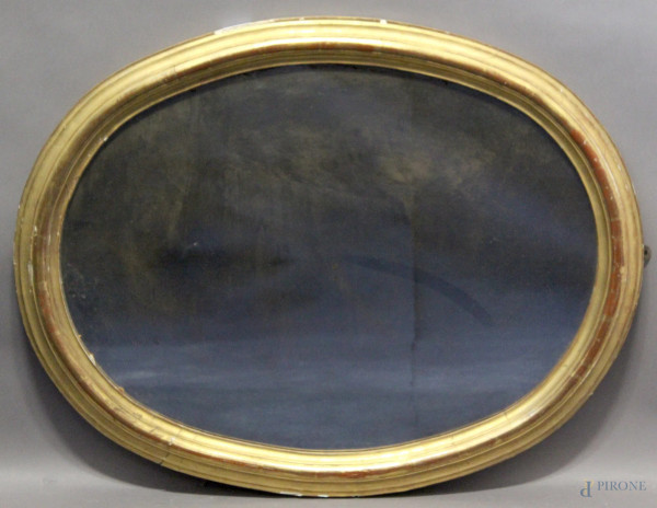 Specchiera di linea ovale in legno dorato, XIX sec., cm 82 x 65.