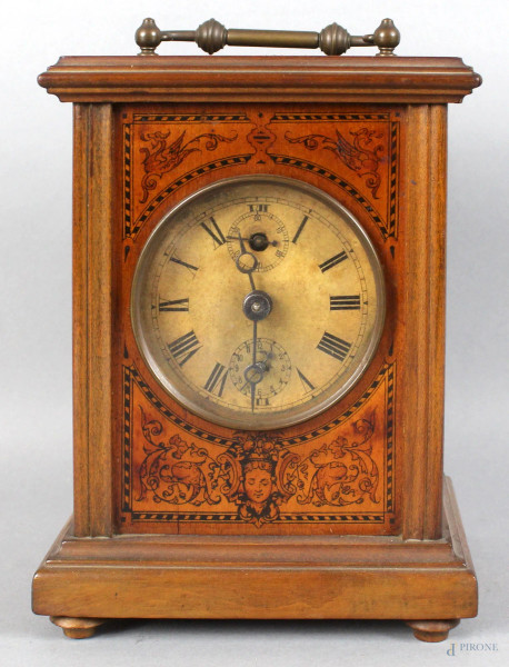 Orologio da tavolo in legno con decori a festoni e mascheroni, altezza 19 cm, XIX secolo, (da revisionare).
