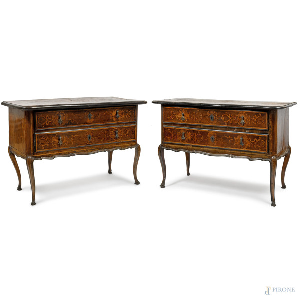 Coppia di cassettoni in noce con intarsi in bosso. Fronte a doppio cassetto e fronte del piano mosso. Piemonte, XVIII secolo, cm 90x131x60,5, (difetti)