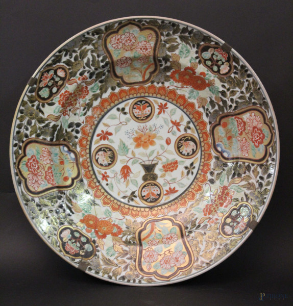 Antico piatto in maiolica a decoro policromo floreale, finiture dorate arte orientale, (filè), diam, 54 cm.
