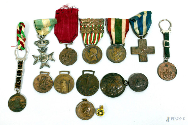 Lotto di 14 medaglie commemorative e militari, forme e dimensioni differenti, XX secolo