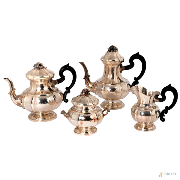 Servizio in argento 800/000 con manici in legno composto da caffettiera, teiera, lattiera e zuccheriera, altezza massima cm 26, peso lordo complessivo gr 3140