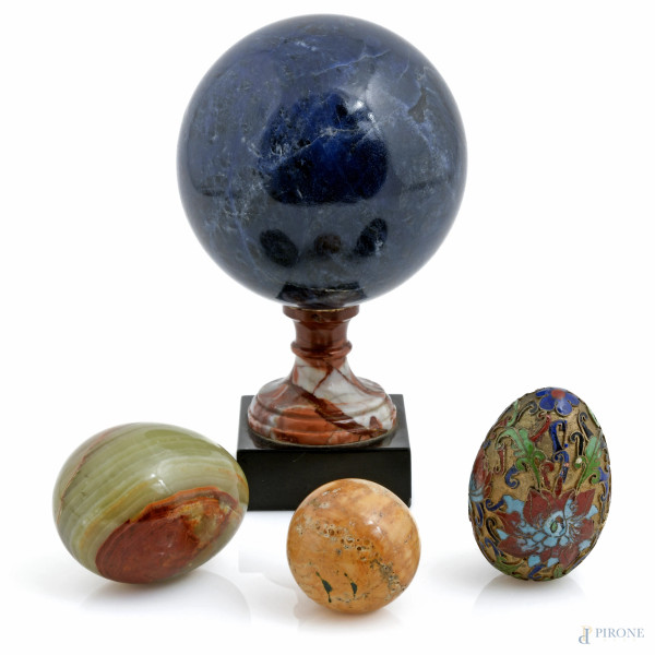 Lotto di tre uova in materiali diversi e un poggiacarte con sfera in marmo, XX secolo, misure massime cm 16