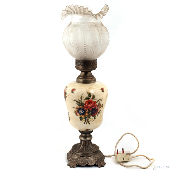 Lampada in metallo e ceramica dipinta a motivi floreali con diffusore in vetro satinato, XX secolo, altezza cm 60, (segni di usura, da revisionare)