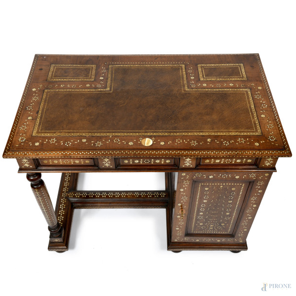 Scrivania in legno impiallacciato con intarsio a motivi geometrico-floreali in varie essenze, pia...