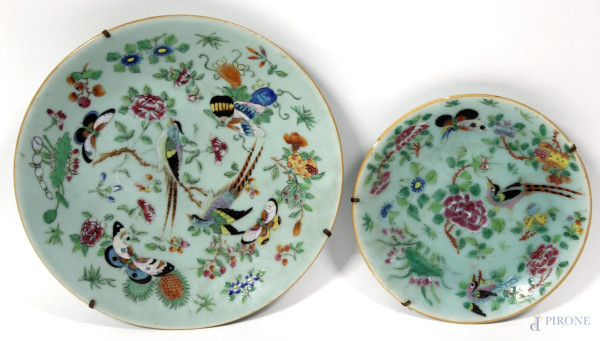 Lotto composto da due piatti da muro in porcellana smaltata e dipinta a motivi di volatili e fiori, marcati, Arte Orientale.