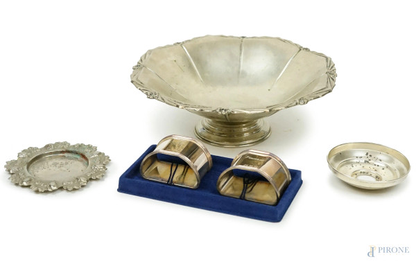 Lotto di cinque oggetti in argento e metallo argentato, XX secolo