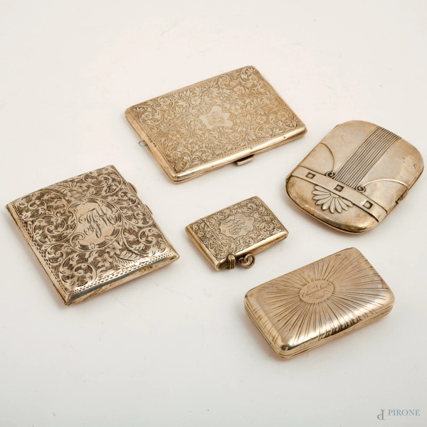 Lotto di cinque scatoline in argento lavorate a cesello e incise, misure massime cm 10x7,5; peso gr 270