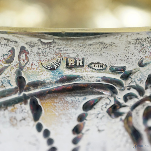 Piccolo centrotavola tondo in argento sbalzato, interno a vermeil, argentiere Brandimarte, XX sec...