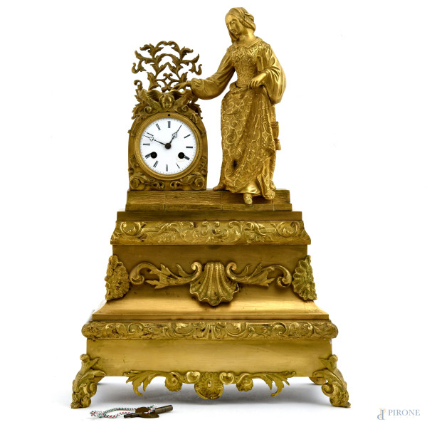 Pendola da tavolo in bronzo dorato sormontata da figura femminile, quadrante smaltato a numeri romani, fascia finemente decorata, Francia, XIX secolo, altezza cm 50x34x15, (difetti al quadrante, meccanismo da revisionare).