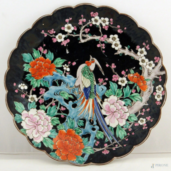 Piatto in porcellana orientale a decoro di fiori e uccello, diam, 31 cm
