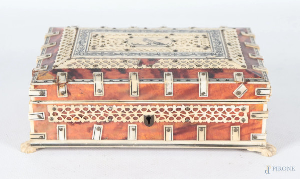 Antica scatola in materiali vari, XIX-XX secolo, cm 6,5x20x13, (lievi segni di usura)
