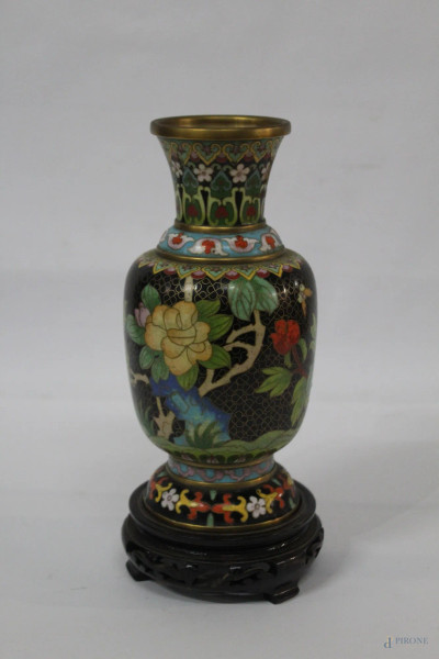 Vasetto in metallo e smalto cloisonn&#232; a decoro policromo floreale, particolari dorati, H 22 cm.
