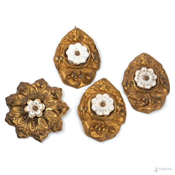 Lotto di quattro elementi decorativi in lamina di metallo dorato e ceramica, XX secolo, cm 15x11, (segni di usura, difetti)