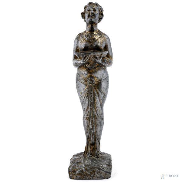 Scultura liberty in metallo argentato raffigurante giovane fanciulla. Francia, XX secolo, altezza cm 24, (segni di usura del tempo)