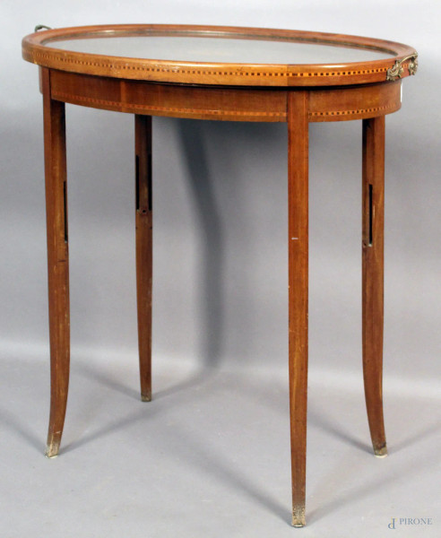 Tavolino sheraton in noce e radica con filetti in bosso, poggiante su quattro gambe, piano utilizzabile a vassoio, altezza 77x76x47 cm.