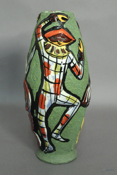 Vaso in ceramica siciliana con figure a rilievo, marcata SAM, H 33 cm.