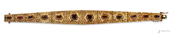 Bracciale rigido in oro con rubini e zaffiri con riserve niellate, gr. 38,4.