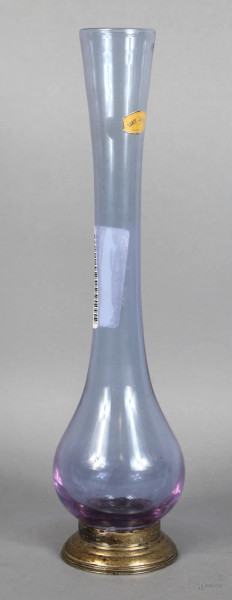 Vasetto in vetro viola con base in argento, altezza 29,5 cm.