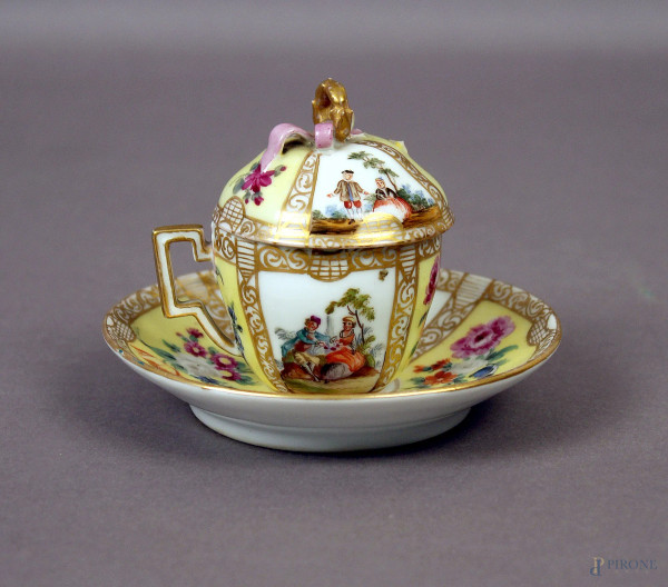 Tazzina con coperchio e piattino in porcellana dipinta a motivi di fiori e figure, marcata Meissen, XIX sec., H 6,5 cm, (difetti).