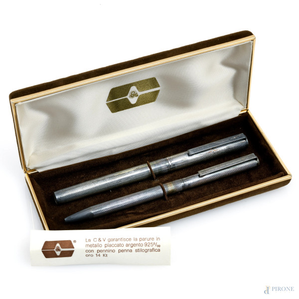 Lotto di due penne, una stilografica e una biro, placcate in argento, lunghezza massima cm 13,5, (da revisionare)