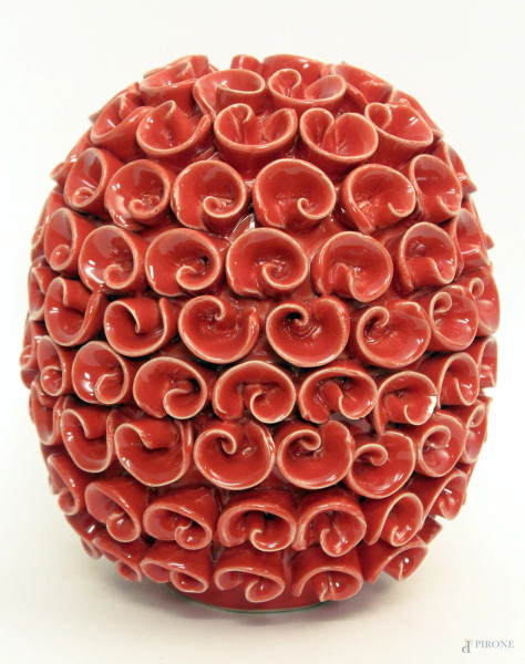 Vaso in ceramica a decoro di piante marine, color rosso corallo, H 22 cm.