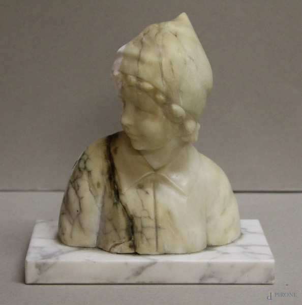 Fanciullo, scultura in marmo statuario, h.15 cm.