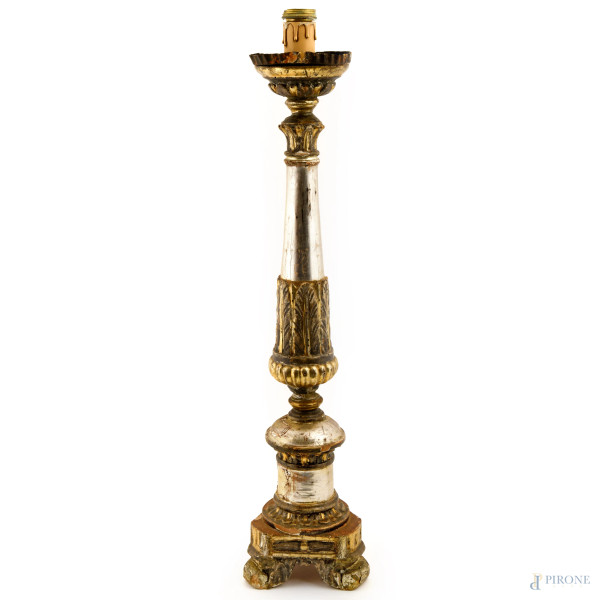 Candeliere montato a lampada in legno con tracce di doratura e argentatura, XX secolo, cm 67, (difetti)