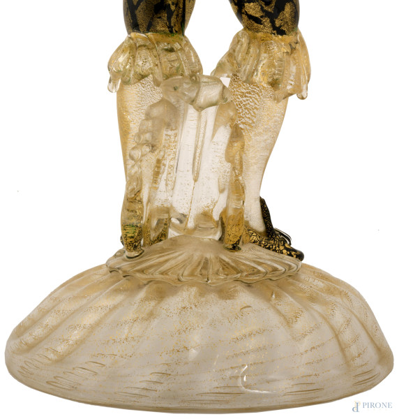 Coppia di candelabri a foggia di figure veneziane in vetro di murano trasparente, verde e nero co...
