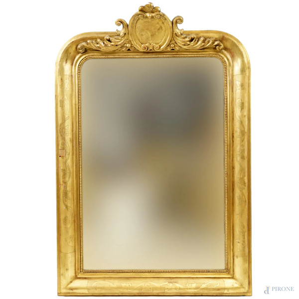 Specchiera di linea sagomata in legno dorato, XIX secolo, cm h 114x76, (difetti, cadute di doratura).