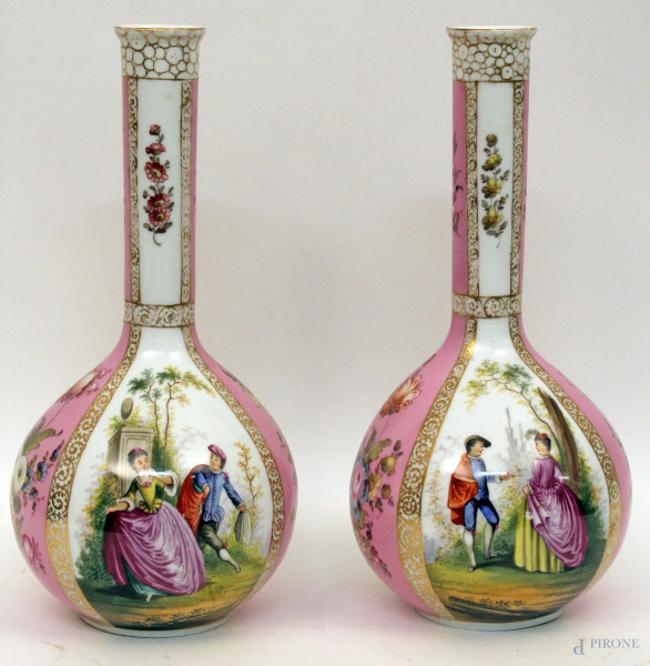 Coppia di vasi in porcellana dipinta, raffiguranti scene galanti, con decori floreali e dorature, Dresda inizio XX secolo, H. 33 cm.